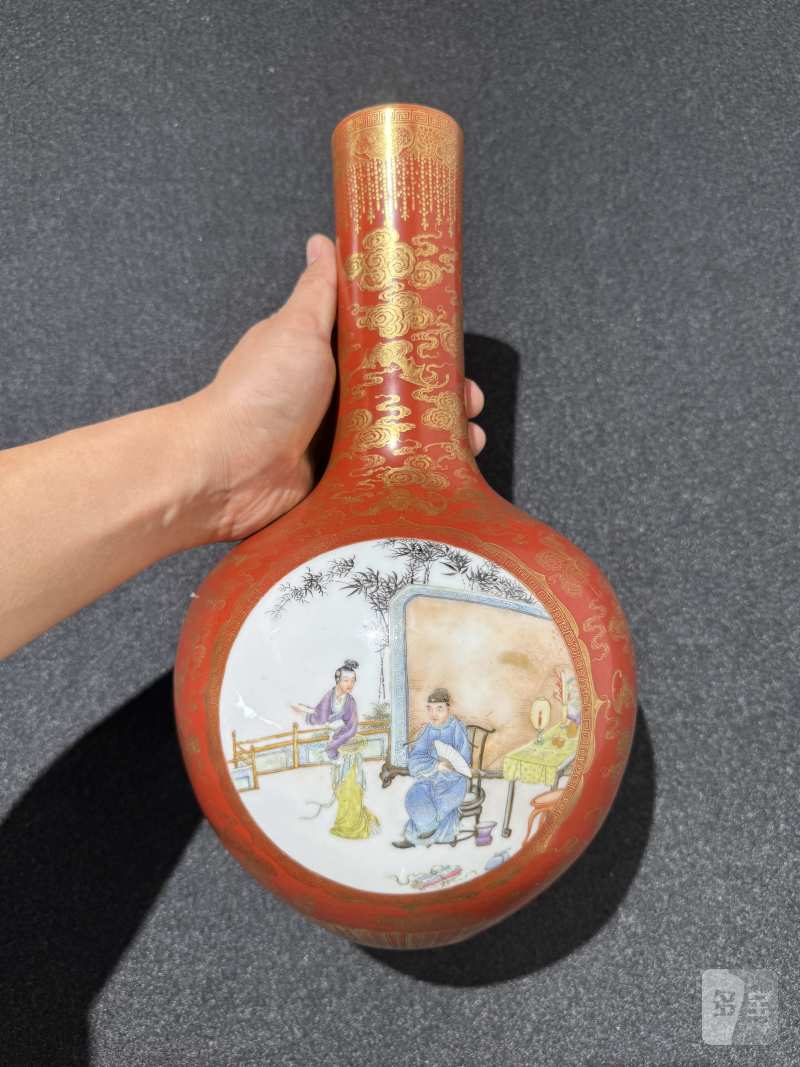 民国 珊瑚红地描金开窗粉彩人物故事图天球瓶 - 图2
